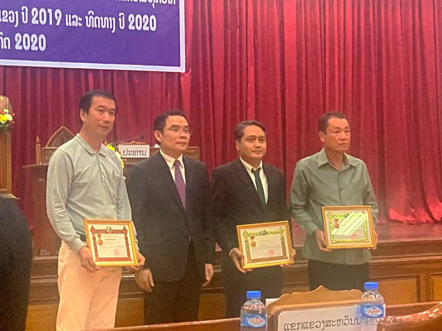 慈濟基金會獲頒「寮國國家獎」，表揚慈濟對該國人民的慈善援助，由占巴塞省（Champasak）省長代表總理頒予。